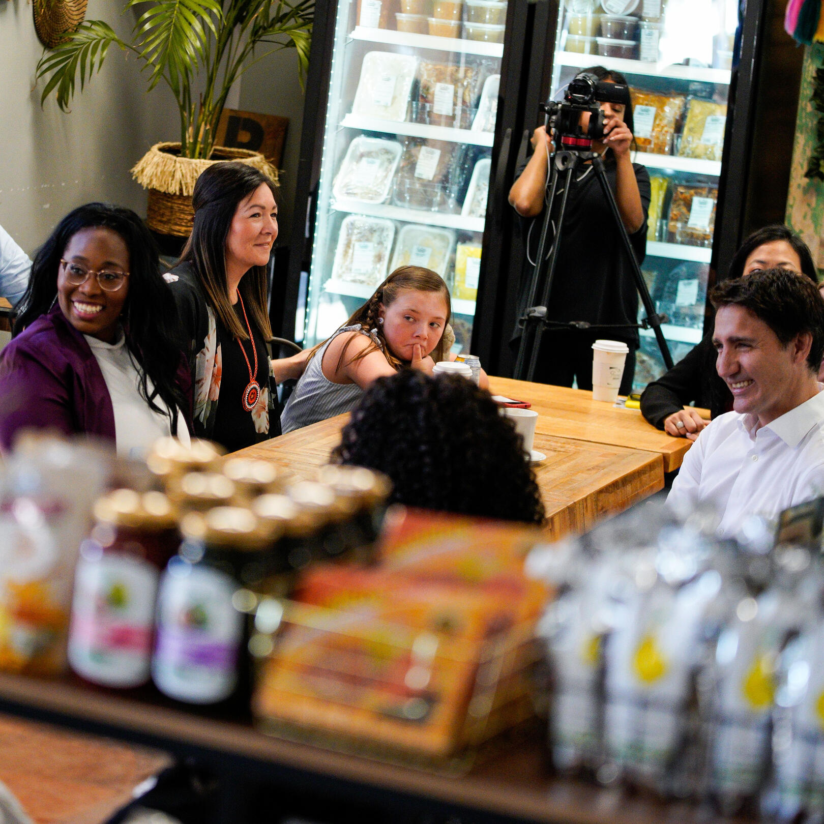 Tanya Hayles sitting at kitchen table across from former Prime Minister Justin Trudeau at roundtable discussion about the national childcare plan.